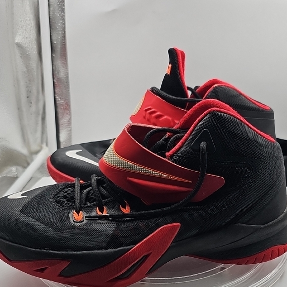 G Nike Lebron Zoom Soldier VIII 8 Black and Red Sz. 7 Y (Big Boy) 653645-006 - Picture 3 of 12